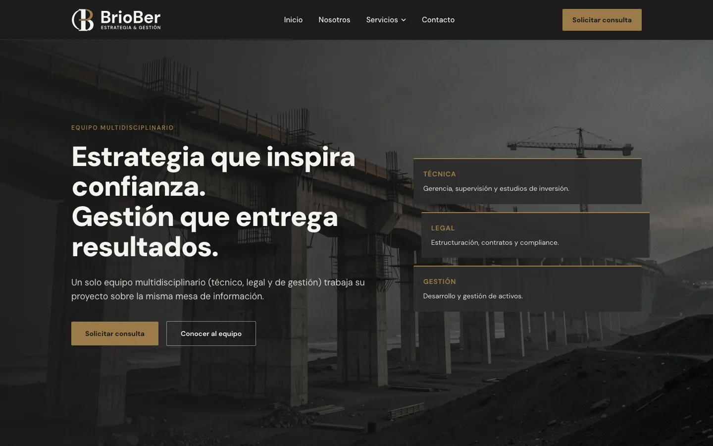El hero del sitio de BrioBer con sus tres líneas de servicio sobre una foto de obra